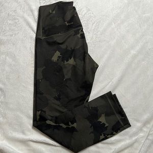 Lululemon size 4 crops